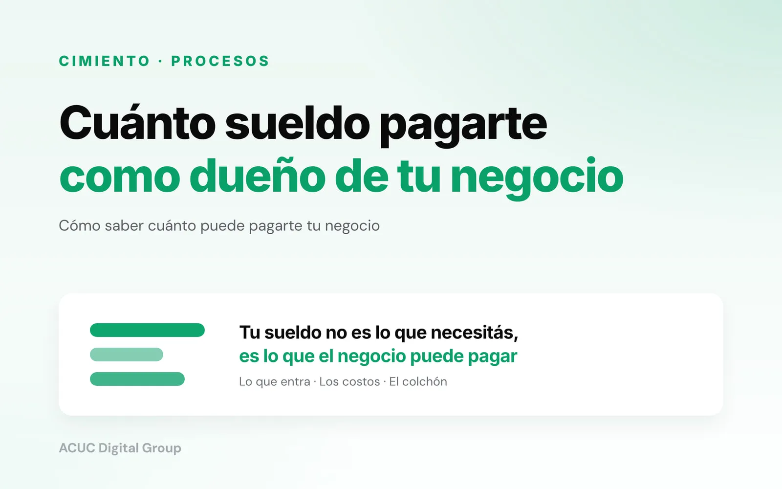 Dueña de un negocio calculando con su cuaderno cuánto puede pagarse de sueldo cada mes