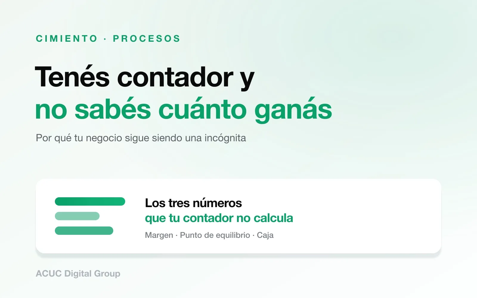 Dueño de un negocio revisando papeles y números sin entender si ganó plata en el mes